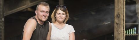 Gaec du Champ de Lux. Après le départ de leur collègue associé Frédéric Guiton, Laurent Boivin et Emmanuel Moisson (au premier plan, de g. à dr.), réorganisent la main-d’œuvre et le travail sur l’exploitation. Ici, ils sont en compagnie de leurs deux salariés, Laurine Sorbier et Enzo Talpin. Absent de la photo, l’apprenti, Geoffrey Tillier, était en formation ce jour-là.reportage photo :  michel Joly